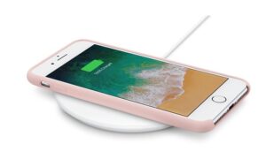 Belkin Wireless Charger charging iPhone 8